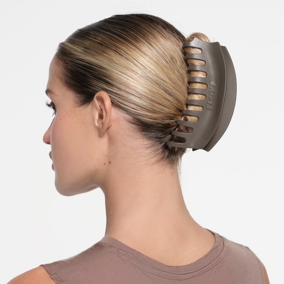 SKIMS Curved Jumbo Hair Clip - Picture 1 of 4